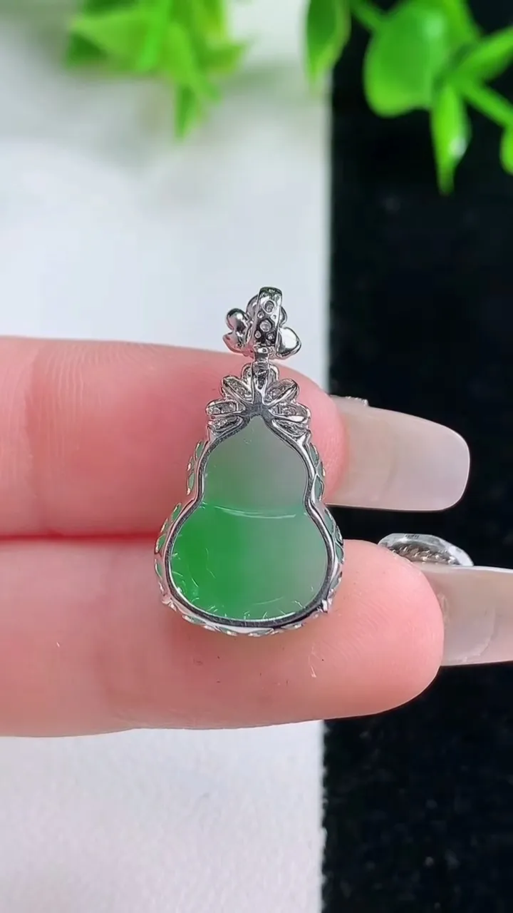 天然A货翡翠葫芦吊坠，尺寸24.5-16.5-13-6.3，重量:2.57g
1月18日