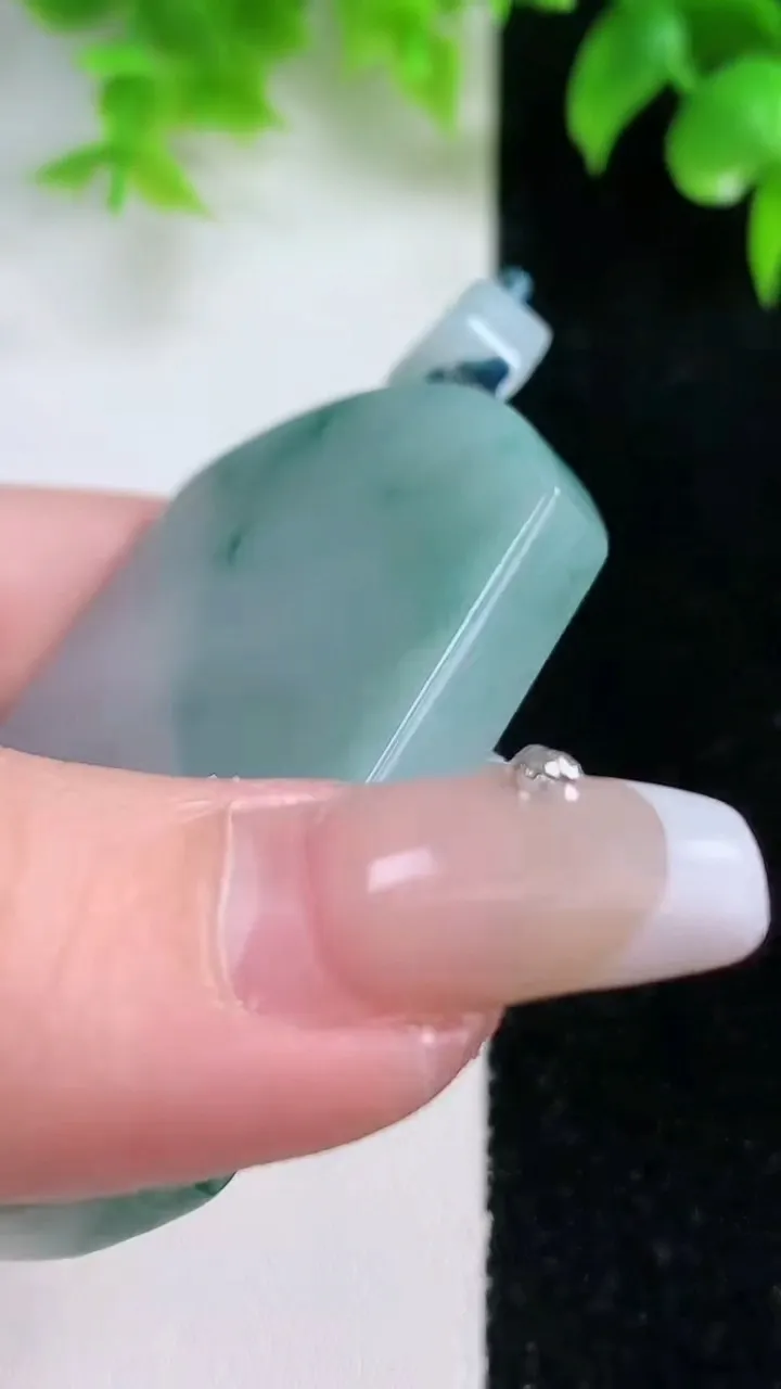 天然A货翡翠冰种飘花无事牌吊坠，尺寸55-41-5.6，重量:39.64g
1月18日