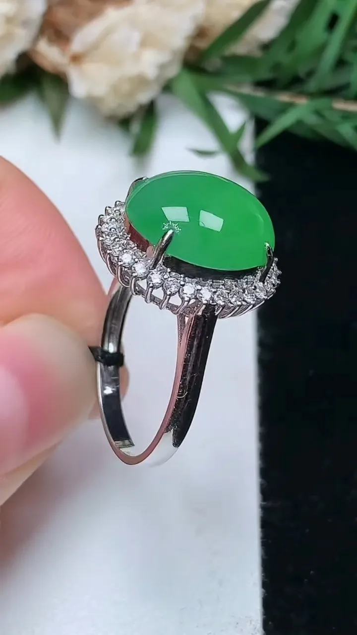 天然A货翡翠蛋面戒指，尺寸17.3-12.7-11.2，重量:4.42g2026年1月18日
工厂直销收藏佳品,种好水足，色泽均匀，有种有色，上手高大气！