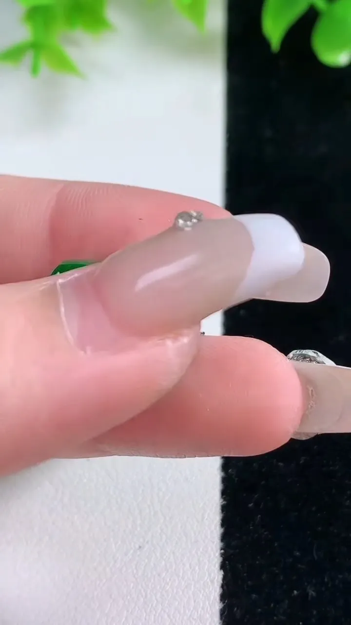 天然A货翡翠路路通吊坠，尺寸17.5-12.3，重量:4.11g
1月18日