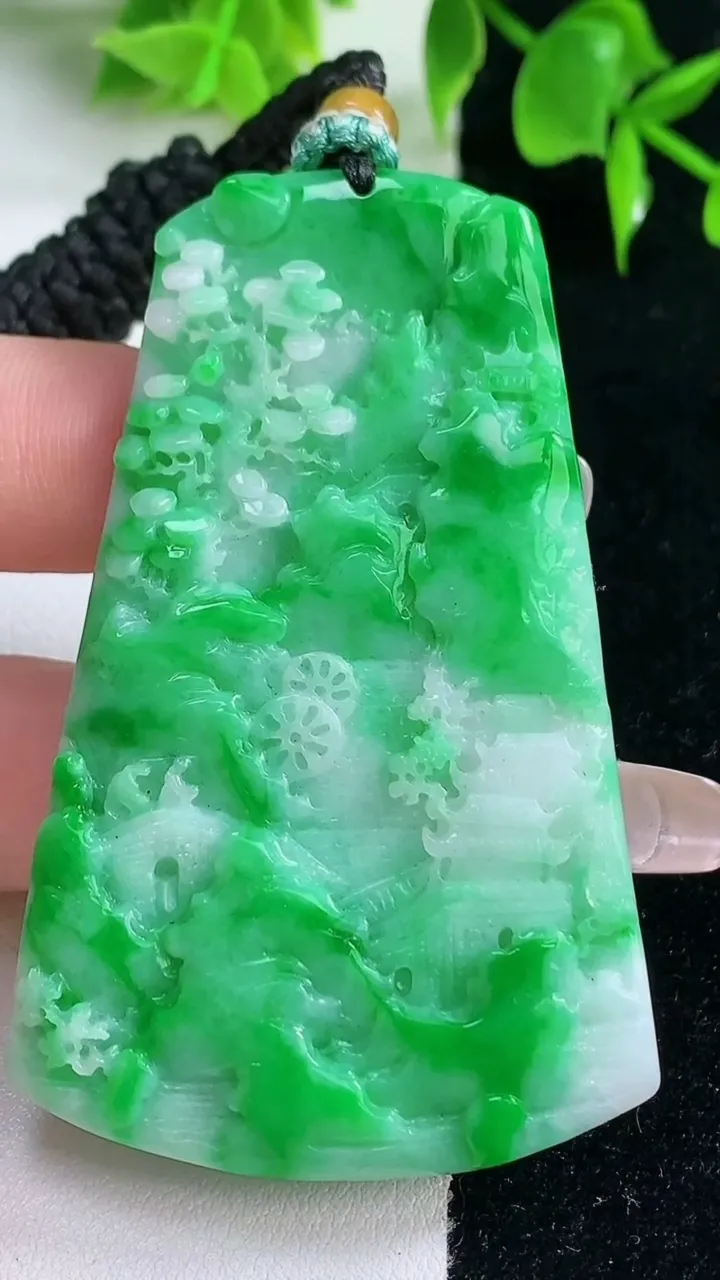 天然A货翡翠山水牌吊坠，尺寸65.5-40.7-5，重量:34.69g
1月18日