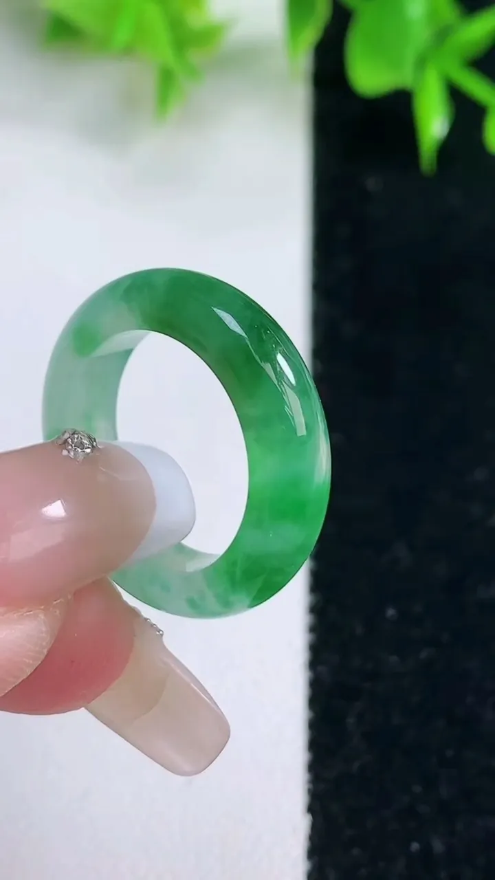 天然A货翡翠指环戒指，尺寸16.7-5.2-3.2，重量:4.16g2026年1月18日
工厂直销收藏佳品,种好水足，色泽均匀，有种有色，上手高大气！