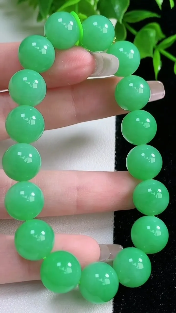 天然A货翡翠圆珠手串，尺寸11.3-17颗，重量:45.43g1月18日
工厂直销收藏佳品,种好水足，色泽均匀，有种有色，上手高大气！