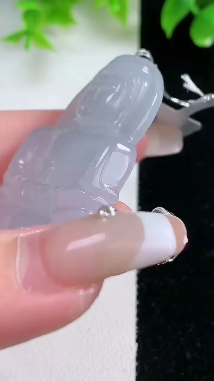 天然A货翡翠观音菩萨吊坠，尺寸53.6-35.4-5.3，重量:20.88g
1月18日