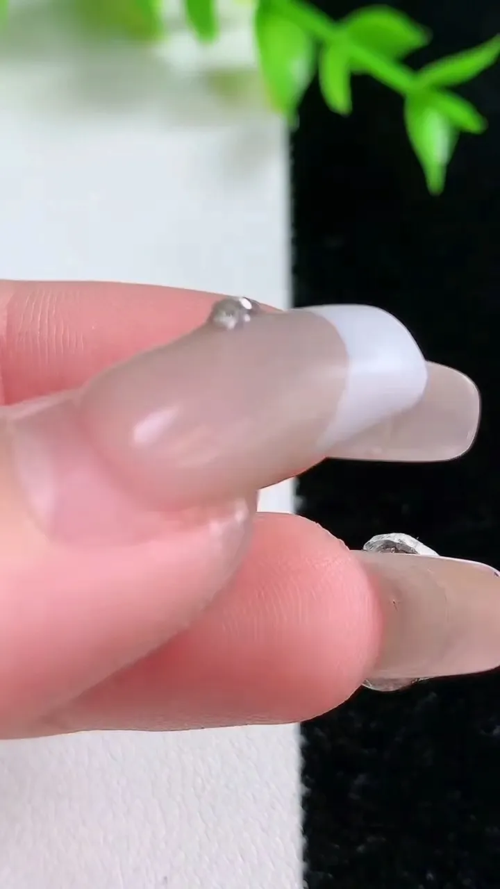 天然A货翡翠葫芦镶嵌件，尺寸11.6-11.2-4.8，重:1.47g
1月18日