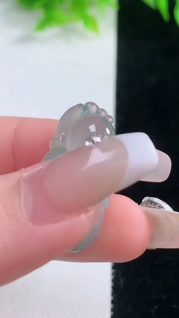 天然A货翡翠冰种飘花生肖猴吊坠，尺寸29.3-15.8-6，重量:5.45g
1月18日