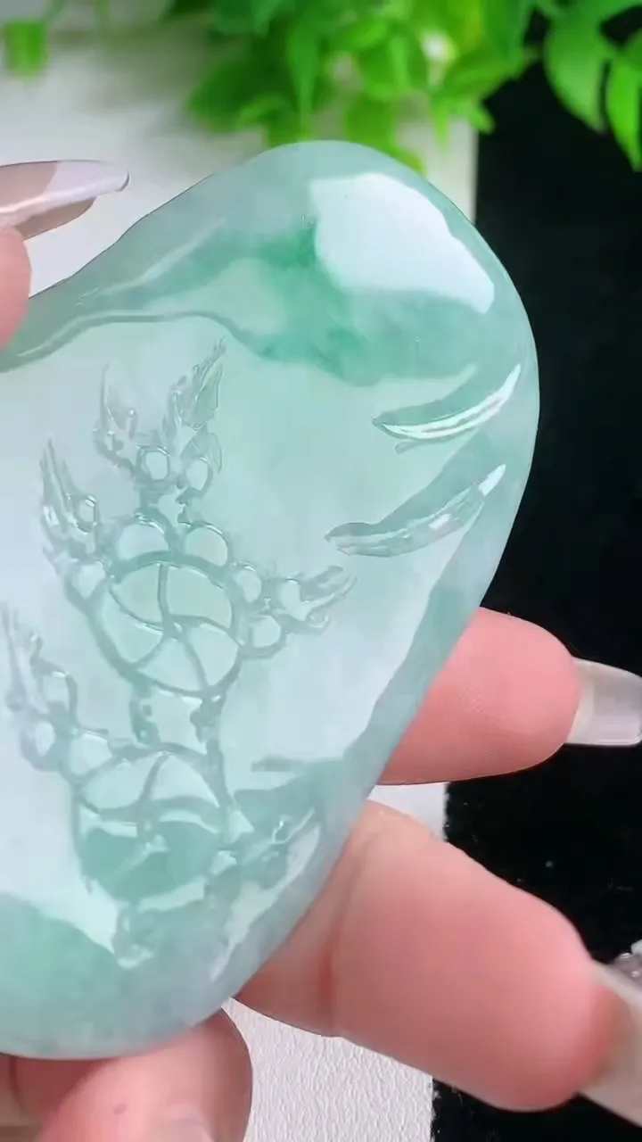 天然A货翡翠梅花鹿吊坠，尺寸73-46.8-9.7，重量:63.48g
1月18日