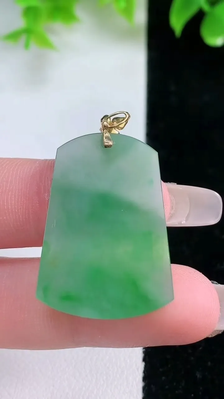 天然A货翡翠无事牌吊坠，尺寸30.6-22-2.1，重量:4.57g
1月18日
