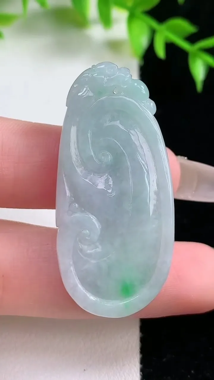 天然A货翡翠如意吊坠，尺寸42.8-20.2-6.5，重:11.73g
1月18日