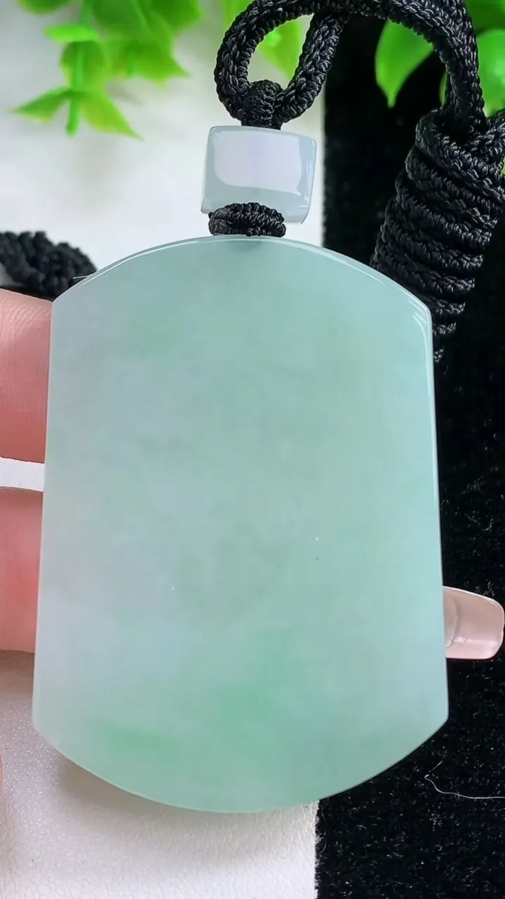 天然A货翡翠无事牌吊坠，尺寸54.2-38.8-5.5，重量:41.01g
1月18日