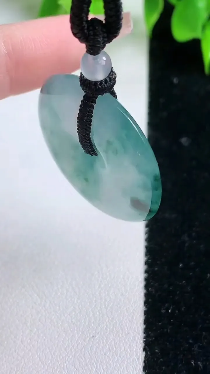 天然A货翡翠种飘花平安扣吊坠，尺寸31.5-5.9，重量:15.08g
1月18日