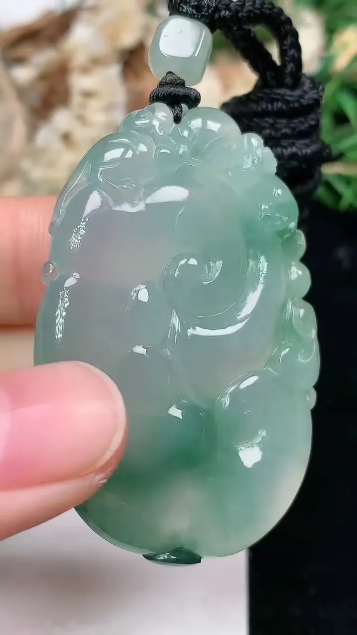 天然A货翡翠飘花如意吊坠，尺寸47-32-5.9，重量:22.02g
1月18日