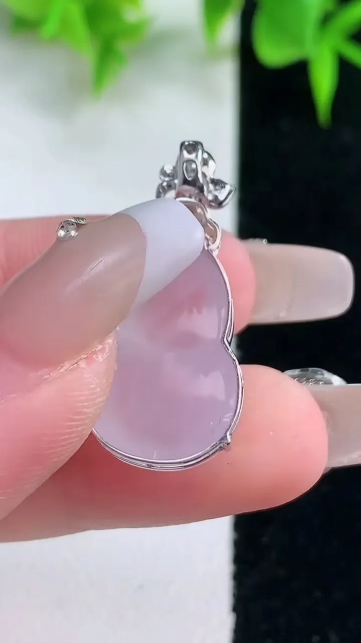 天然A货翡翠种紫罗兰葫芦吊坠，尺寸30-20.6-13.8-8，重量:3.83g
1月18日