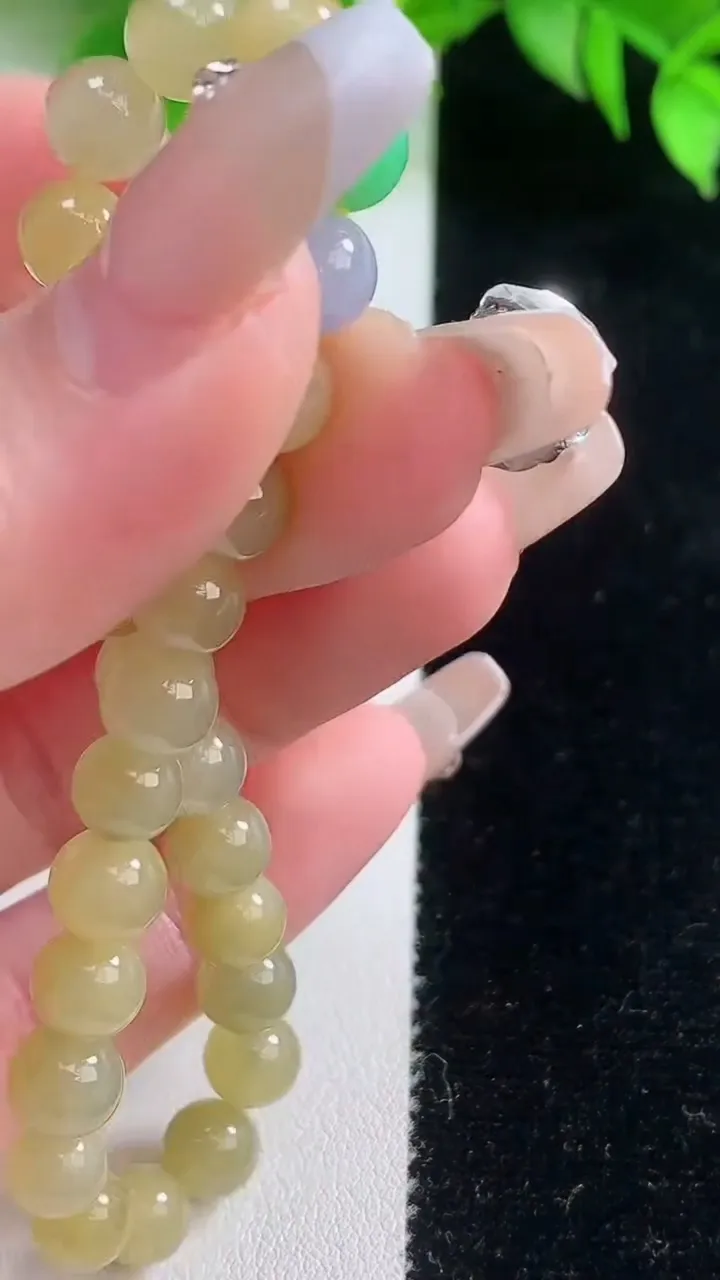 天然A货翡翠三彩圆珠手串，尺寸6.8-27颗，重量:14.89g1月18日
工厂直销收藏佳品,种好水足，色泽均匀，有种有色，上手高大气！