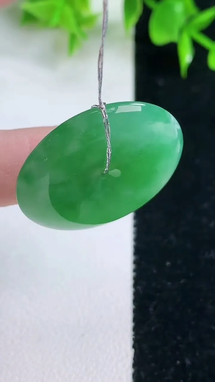 天然A货翡翠平安扣吊坠，尺寸30-5.5，重量:10.94g
1月18日