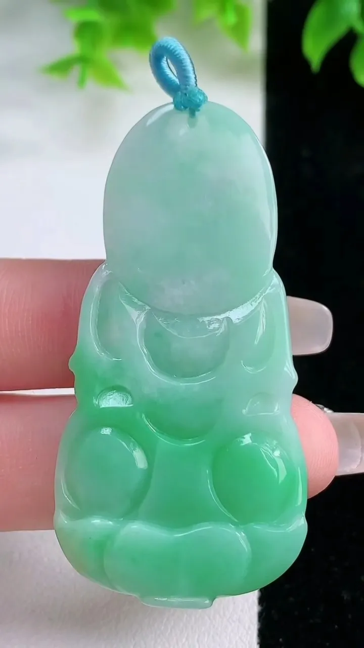天然A货翡翠观音菩萨吊坠，尺寸56.6-28-6，重量:18.10g
1月18日