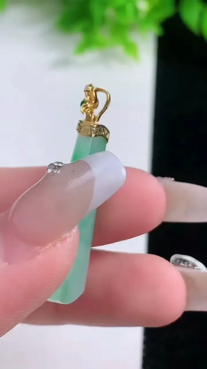 天然A货翡翠无事牌吊坠，尺寸30.3-12-5.8，重量:4.82g
1月19日