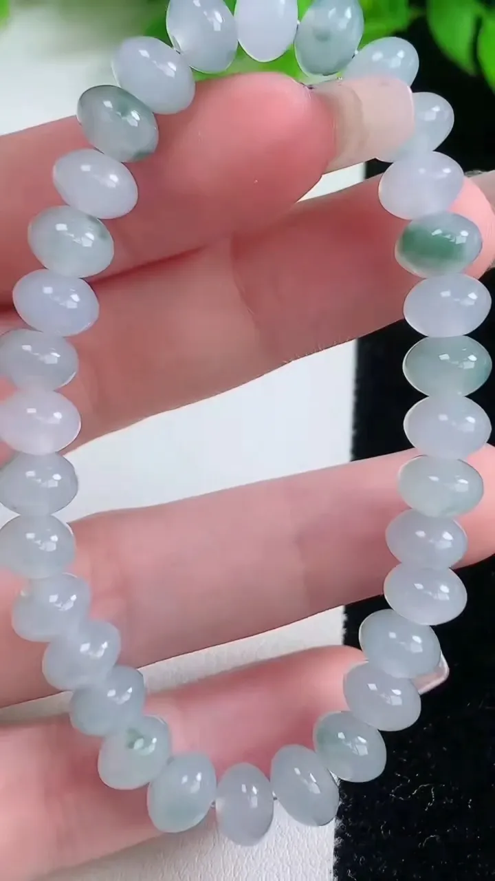 天然A货翡翠种飘花算盘珠手串，尺寸7.8-5.3-32颗，重量:20.04g1月19日
工厂直销收藏佳品,种好水足，色泽均匀，有种有色，上手高大气！