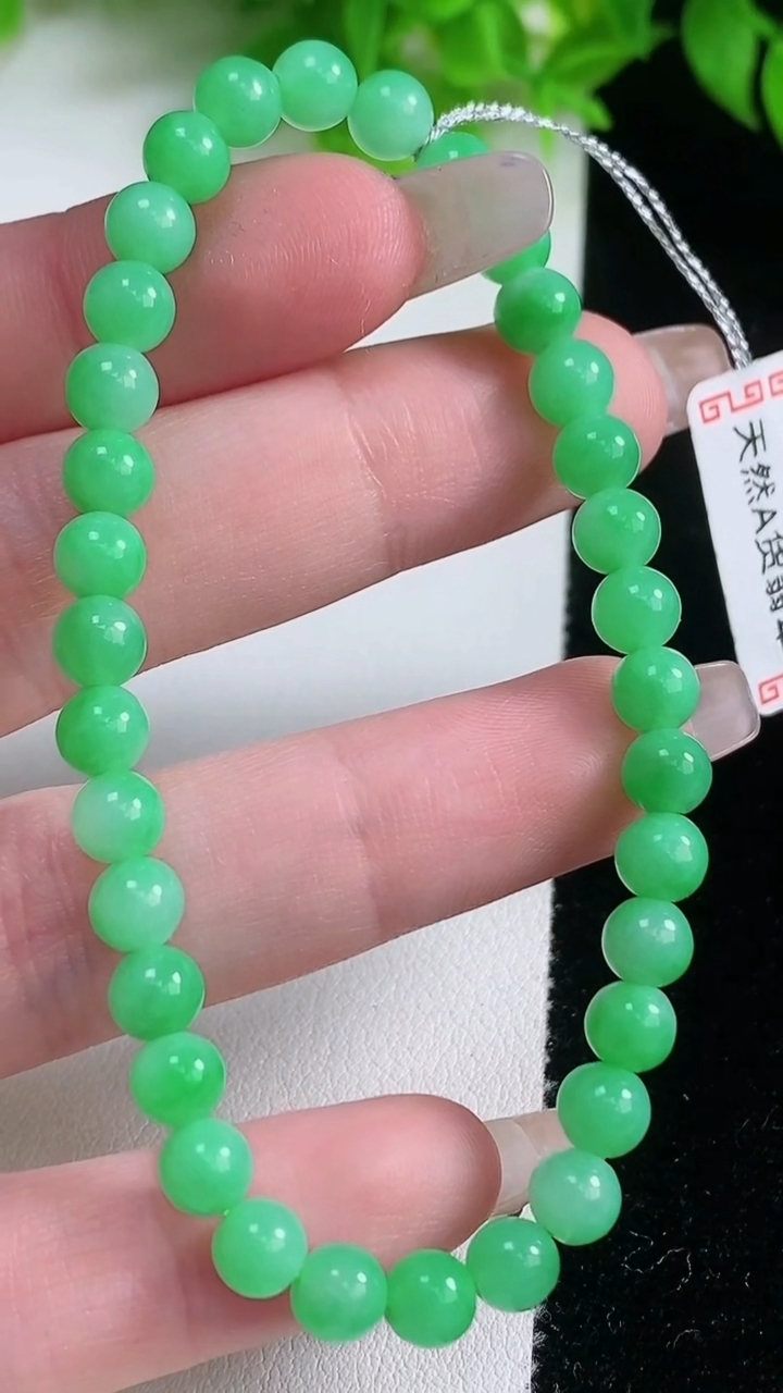 天然A货翡翠圆珠手串，尺寸5.6-34颗，重量:10.12g1月19日
工厂直销收藏佳品,种好水足，色泽均匀，有种有色，上手高大气！