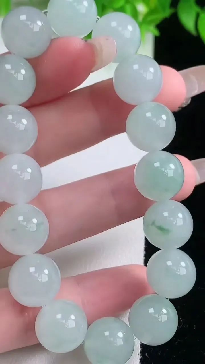 天然A货翡翠种飘花圆珠手串，尺寸12.3-16颗，重量:52.70g1月19日
工厂直销收藏佳品,种好水足，色泽均匀，有种有色，上手高大气！