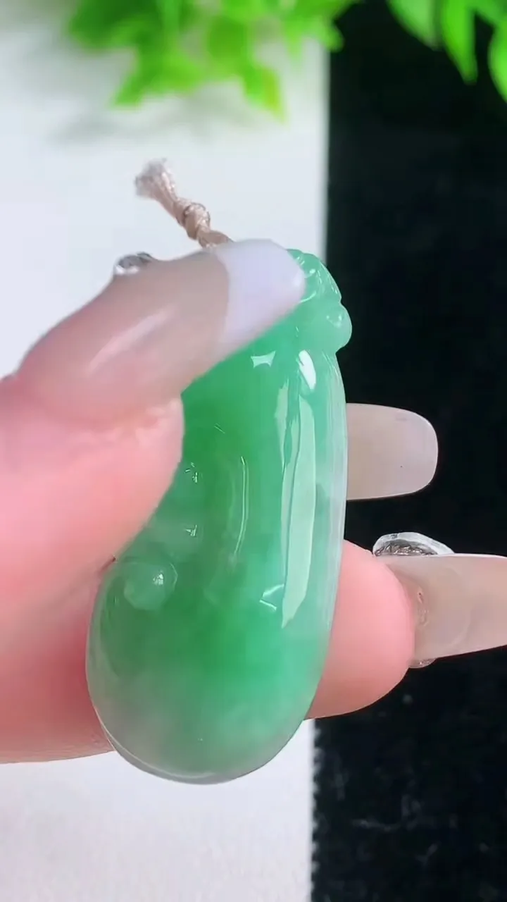 天然A货翡翠如意吊坠，尺寸39.6-17.5-6，重量:7.17g
1月19日