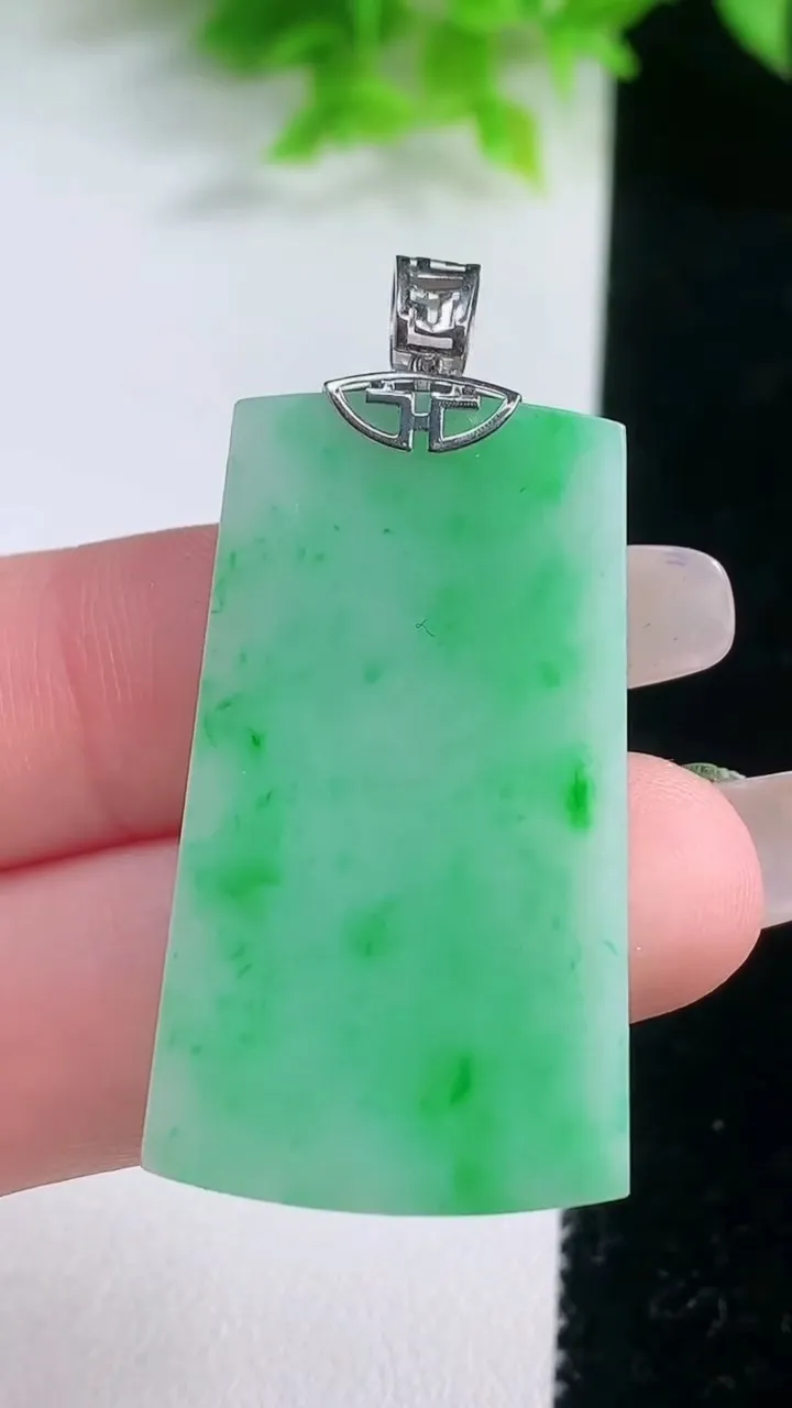 天然A货翡翠无事牌吊坠，尺寸37.6-22.2-2.5，重量:7.34g
1月19日