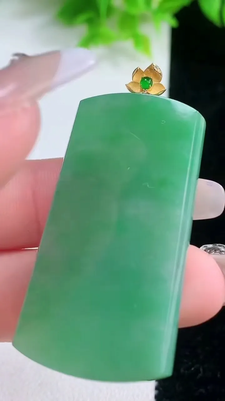 天然A货翡翠无事牌吊坠，尺寸46-24.8-4，重量:14.56g
1月19日