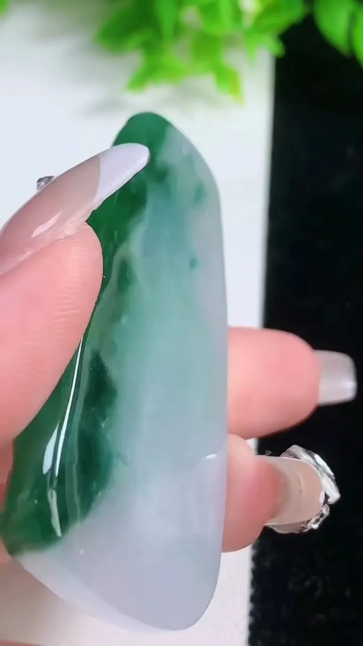 天然A货翡翠逍遥佛吊坠，尺寸61.8-31.5-9，重量:34.69g
1月19日