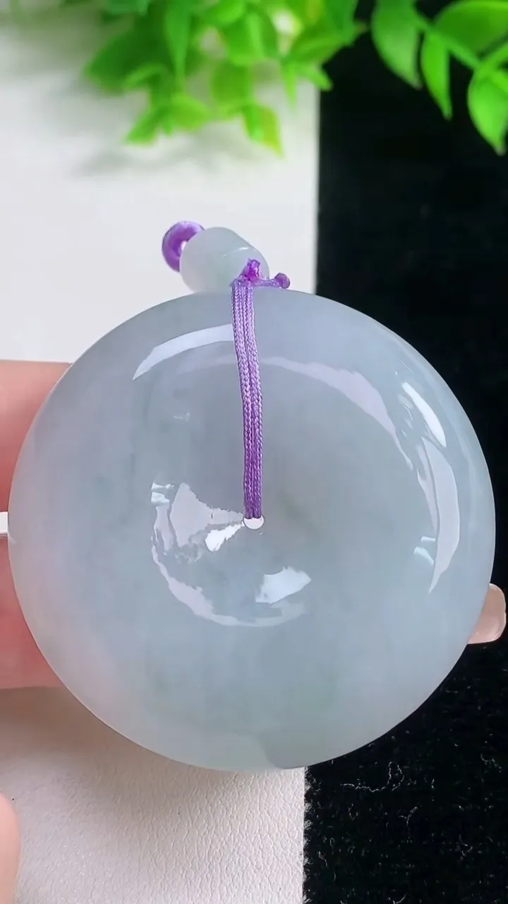 天然A货翡翠平安扣吊坠，尺寸48.8-11.8，重量:59.81g
1月19日