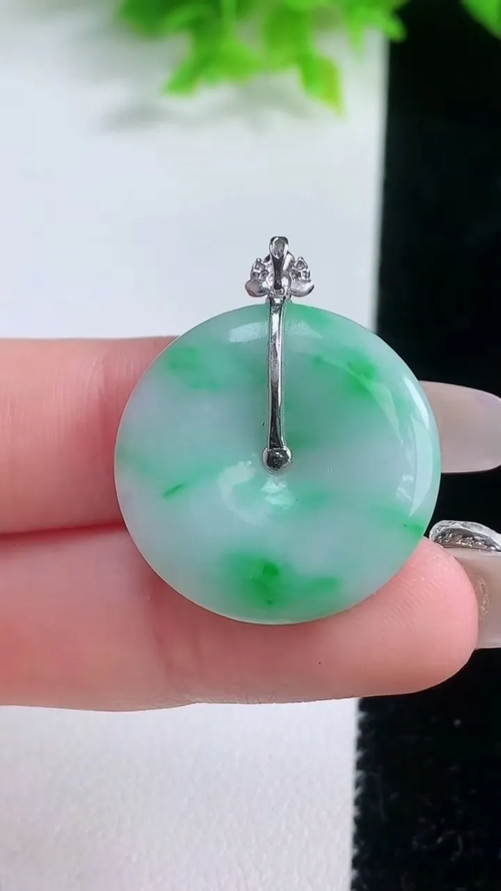 天然A货翡翠平安扣吊坠，尺寸24.8-4，重量:5.89g
1月19日