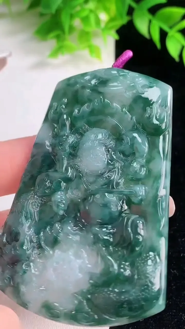 天然A货翡翠飘花御龙不动明王吊坠，尺寸72.5-48.2-4.7，重量:35.34g
1月19日