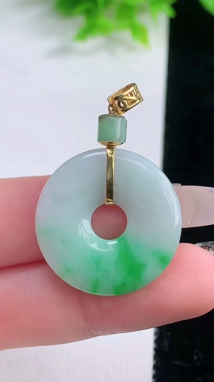 天然A货翡翠平安环吊坠，尺寸24.8-3.7，重量:5.56g
1月19日