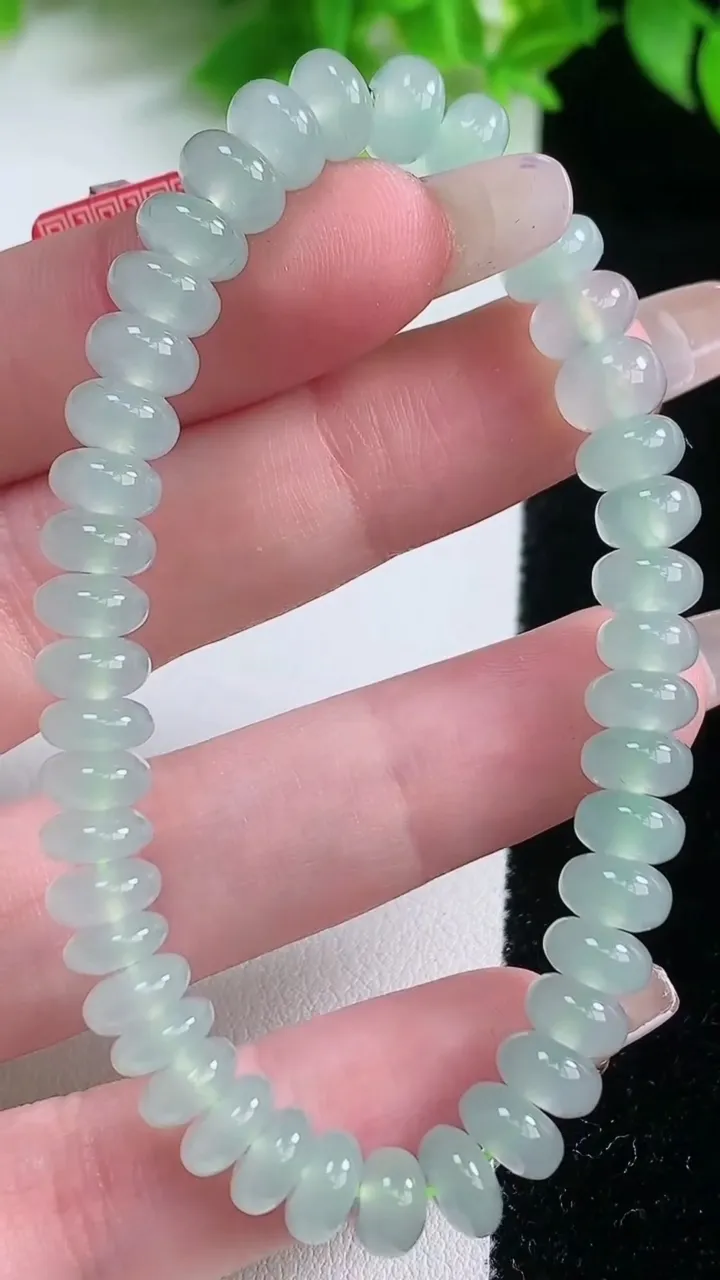 天然A货翡翠算盘珠手串，尺寸7.3-4-42颗，重量:17.87g1月19日
工厂直销收藏佳品,种好水足，色泽均匀，有种有色，上手高大气！