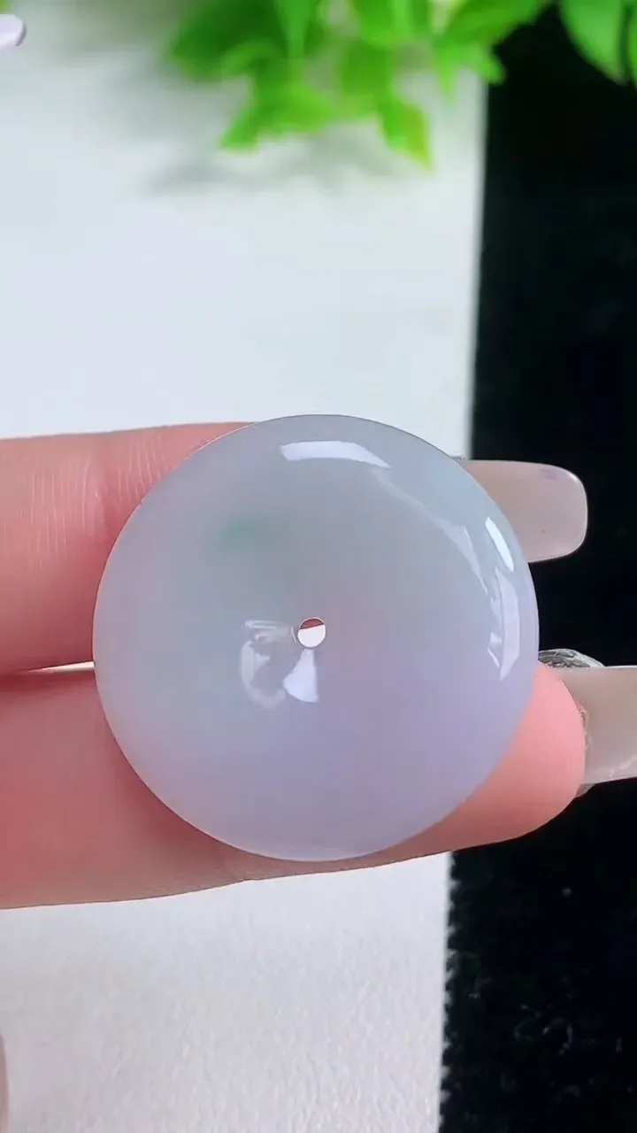 天然A货翡翠平安扣吊坠，尺寸28.5-5.5，重量:10.56g
1月19日