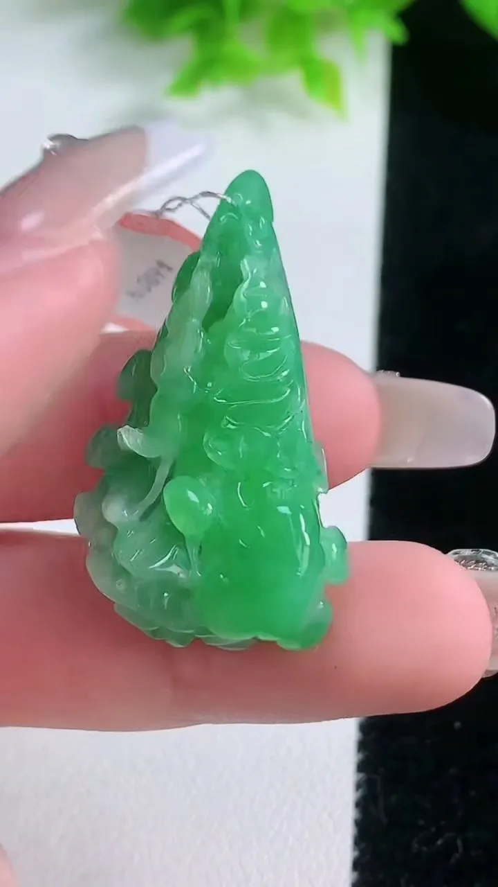 天然A货翡翠白菜吊坠，尺寸37.8-21.3-9.7，重量:11.42g
1月19日