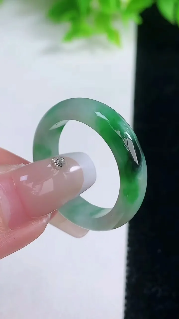天然A货翡翠指环戒指，尺寸20.4-5.4-3.6，重量:4.87g2026年1月19日
工厂直销收藏佳品,种好水足，色泽均匀，有种有色，上手高大气！