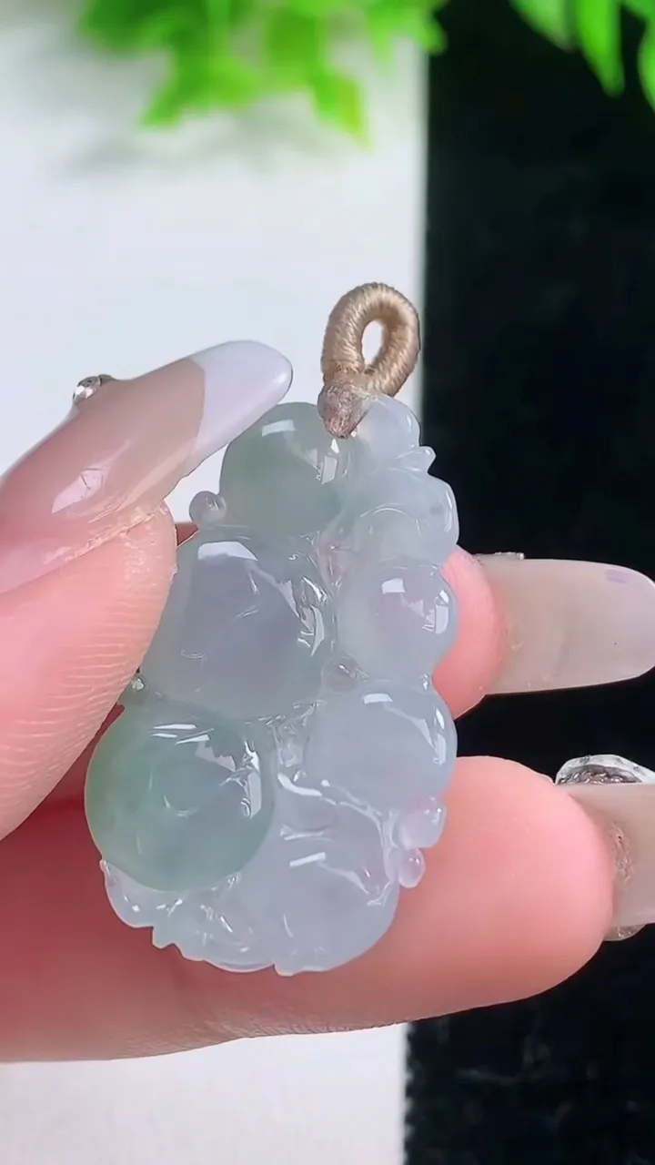 天然A货翡翠冰种飘花生肖猴吊坠，尺寸30.5-18.6-4.5，重量:5.04g
1月19日