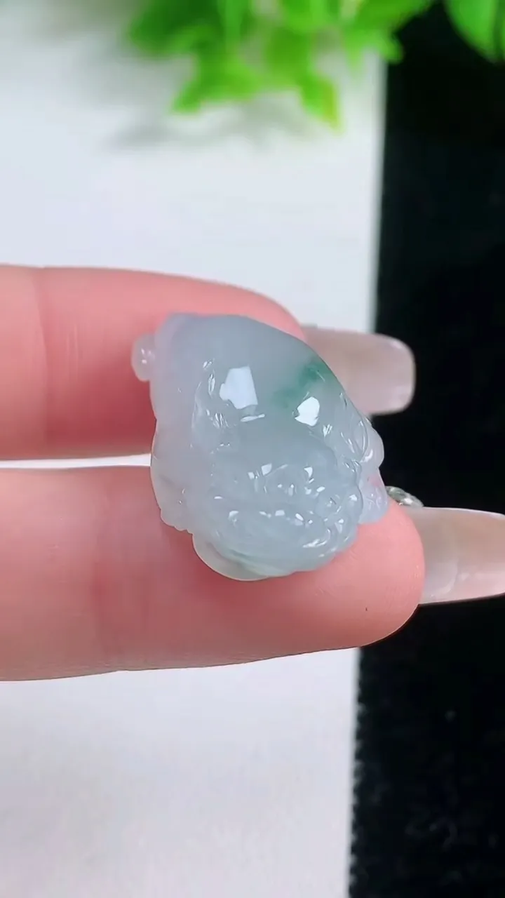 天然A货翡翠冰种飘花金蟾吊坠，尺寸25.8-14.3-9.2，重量:6.56g
1月19日