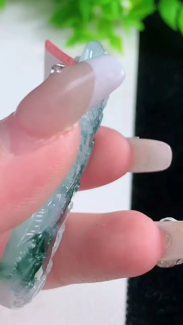 天然A货翡翠牌吊坠，尺寸54.3-26-6.2，重量:22.73g
1月19日