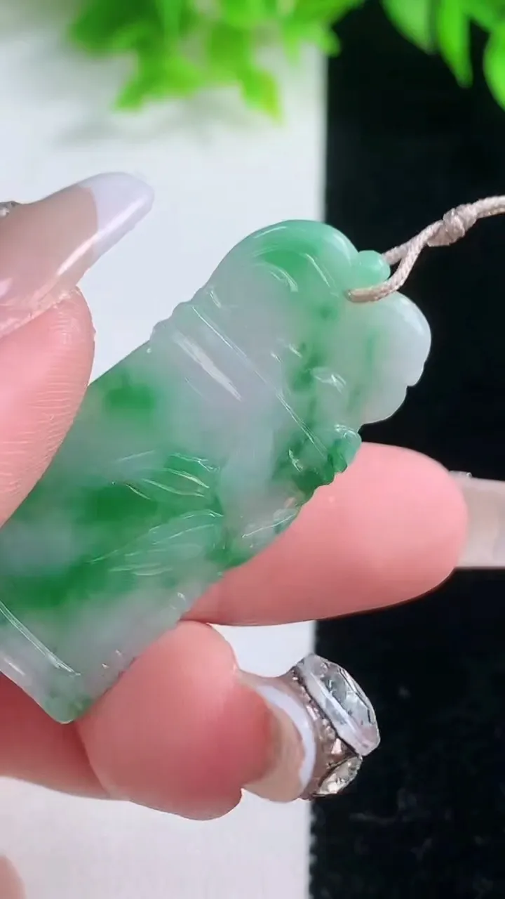 天然A货翡翠节节高升 竹节吊坠，尺寸41.4-17.5-3.3，重量:6.66g
1月19日