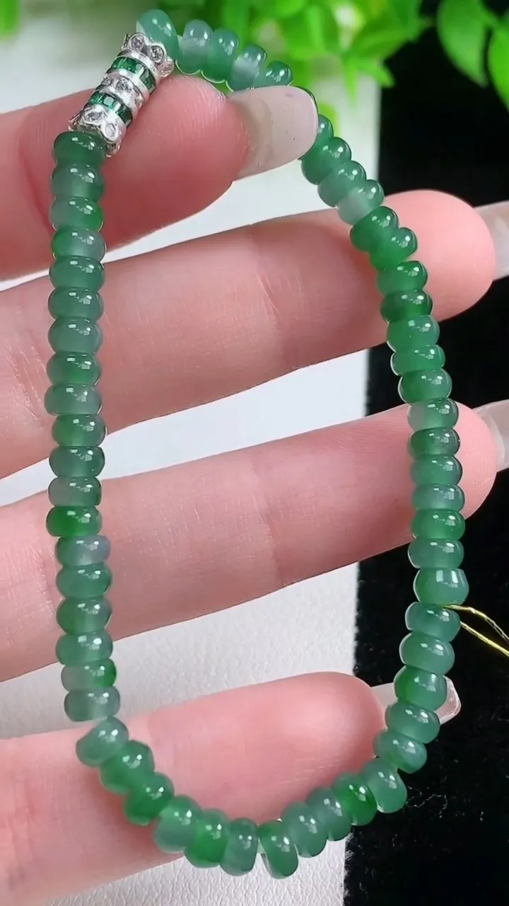 天然A货翡翠算盘珠手串，尺寸5-2.6-59颗，重量:9.45g1月19日
工厂直销收藏佳品,种好水足，色泽均匀，有种有色，上手高大气！