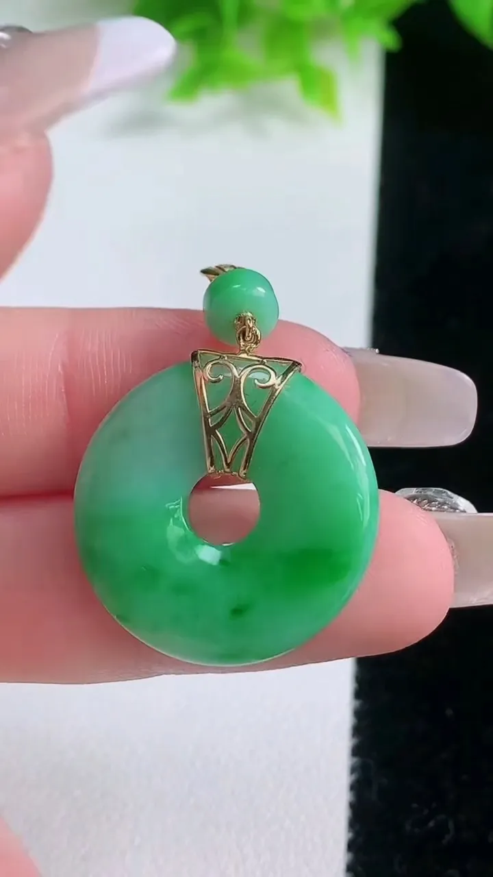 天然A货翡翠平安环吊坠，尺寸23-4，重量:5.68g
1月19日