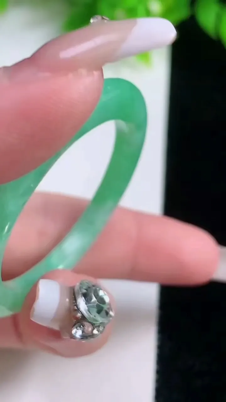 天然A货翡翠平安环吊坠，尺寸47.3-5，重量:12.72g
1月19日