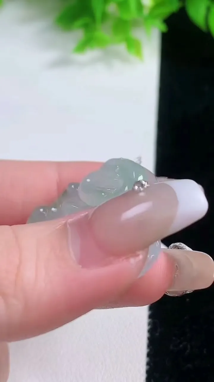 天然A货翡翠种飘花佛公吊坠，尺寸33.4-36-6.3，重量:11.59g
1月19日