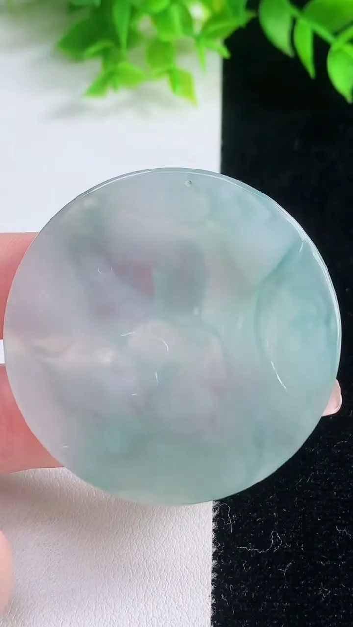 天然A货翡翠观音菩萨吊坠，尺寸48.3-4.7，重量:25.43g
1月19日