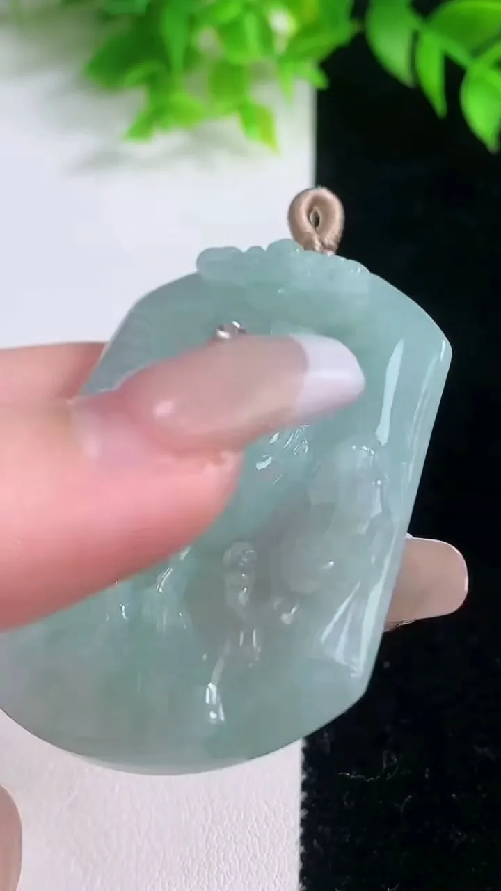 天然A货翡翠生肖鸡吊坠，尺寸52.7-44.7-5.8，重量:27.68g
1月19日