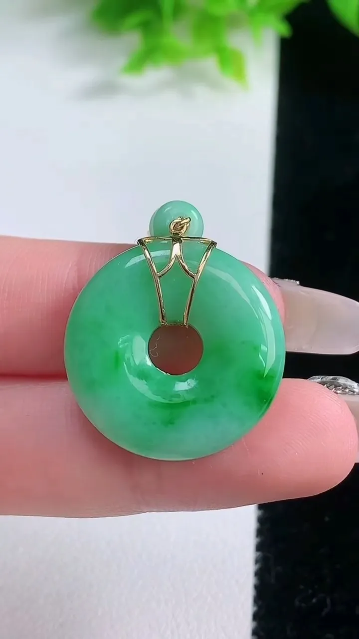天然A货翡翠平安环吊坠，尺寸23-4，重量:5.68g
1月19日