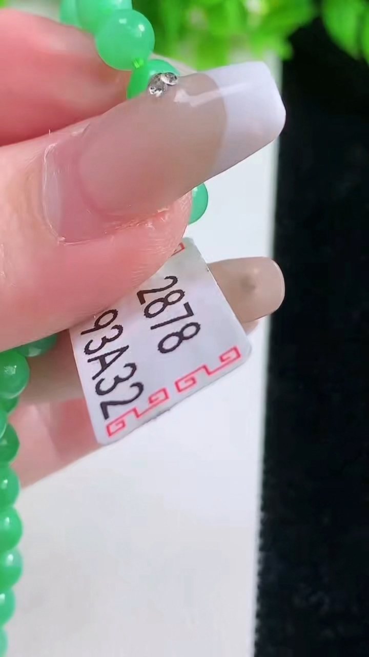 天然A货翡翠圆珠手串，尺寸5.6-34颗，重量:10.12g1月19日
工厂直销收藏佳品,种好水足，色泽均匀，有种有色，上手高大气！