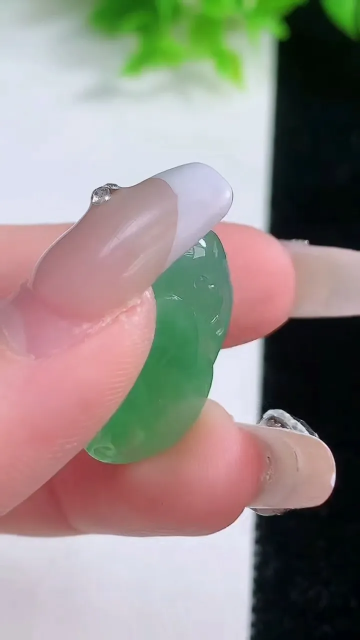 天然A货翡翠福瓜吊坠，尺寸24-12.5-6.7，重量:3.47g
1月19日