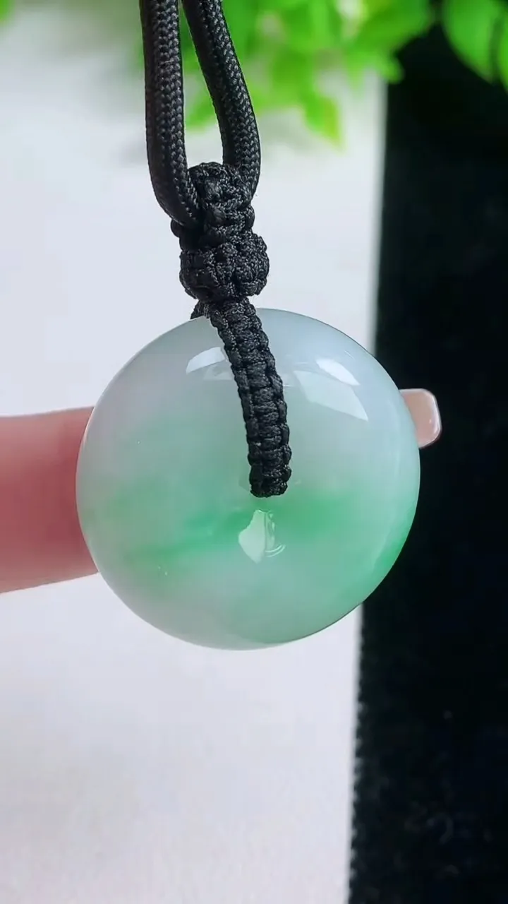 天然A货翡翠平安扣吊坠，尺寸24.6-11.3，重量:18.07g
1月19日